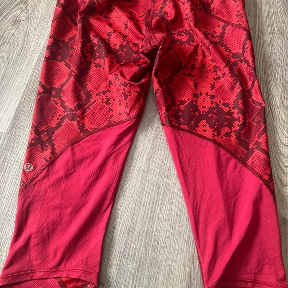 Lululemon Womens Size S Mini Ziggy Snake Red Tide Cranberry Vent It Out Crop K - Picture 8 of 11